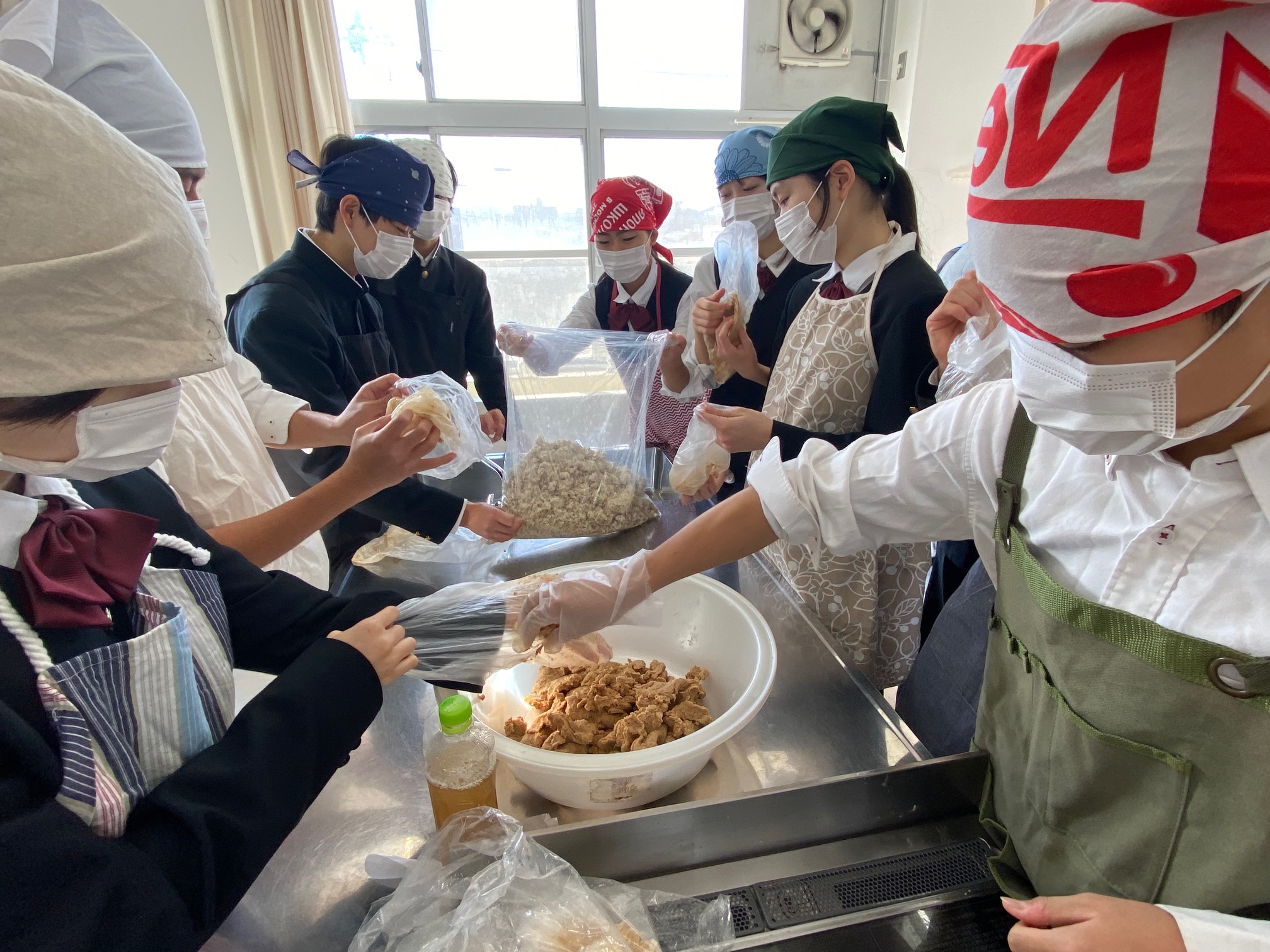 地域の方に学ぶ味噌づくり（高校1年）